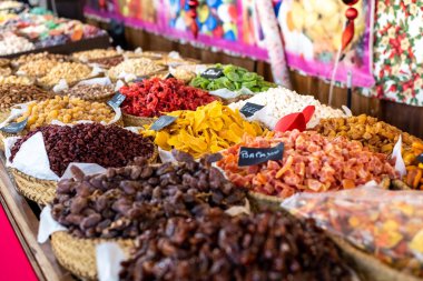 Kuru üzüm, tarihleri ve diğer şekerli meyveler, şeker kaplı, bir pazarda Satılık.
