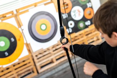 Çocuk bir bullseye bir Fuarı'nda eğitim yay ile nişan.