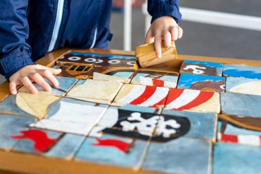 Bir esnaf bulmaca Tamamlanıyor çocuğun el ahşap küp yapılan.