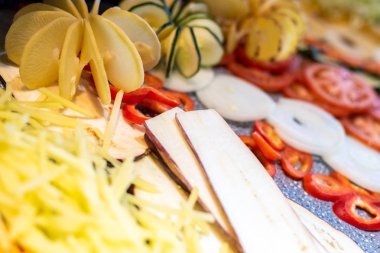 Komik şekillerde taze sebze dilim kesilmiş.