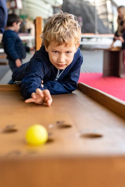 Kind Konzentriert Beim Spielen Mit Mittelalterlichem Ballspiel — Stockfoto