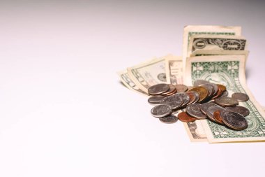 Sikke ve kopya alanı ile beyaz arka plan üzerinde izole para.