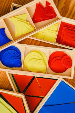 Montessori sınıf geometrik malzeme matematik alan çocuklarda öğrenme için.