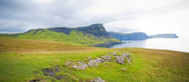 Uçurumlar ile İskoç sahil