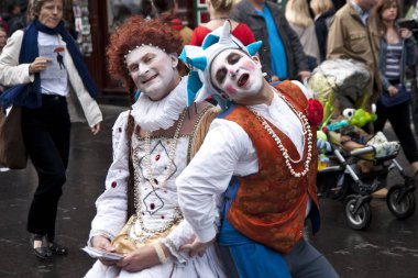 Edinburgh, İskoçya - 14 Ağustos 2010: oluşan ve çılgın ve neşeli palyaço gizlenmiş Actore.