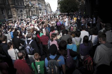 Edinburgh, İskoçya - 14 Ağustos 2010: Edinburgh Fringe Festivali sırasında açık bir gösterisi zevk kalabalık.