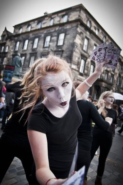 Edinburgh, İskoçya - 14 Ağustos 2010: Edinburgh Fringe Festivali sırasında açık gösteri teşvik kadın oyuncu.