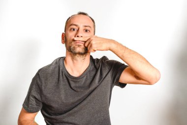 Studio adam boğulmuş, vurguladı ve sürpriz, beyaz arka plan yalıtma modeli ifadeler