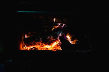 Kışın bir şöminede yanan Firelogs.