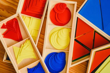 Montessori sınıf geometrik malzeme matematik alan çocuklarda öğrenme için.
