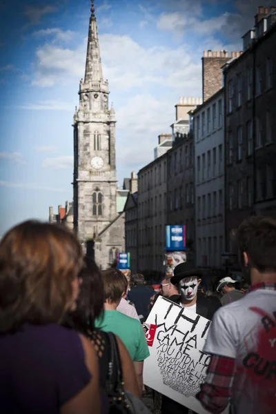 Edinburgh Schotland Augustus 2010 Acteur Gekleed Als Trieste Clown Uitvoering — Stockfoto