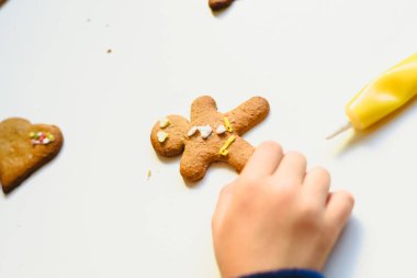 Gingerbread çerezleri renkli süslemeleri ile hazırlama.