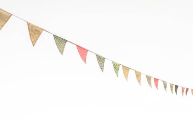 Arka plan mavi gökyüzünde asılı vintage üçgen flamalar.