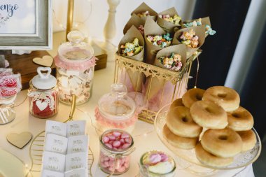 Çikolata tatlılar vintage bir olay ile dekore edilmiş.