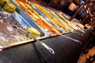 Tepsileri ile makarna yemekleri bir restoranda açık büfe self-servis için.
