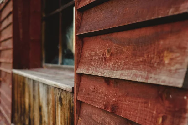 Hintergrund Aus Alten Holzbrettern Mit Rötlichen Tönen Und Fenster Hintergrund — Stockfoto