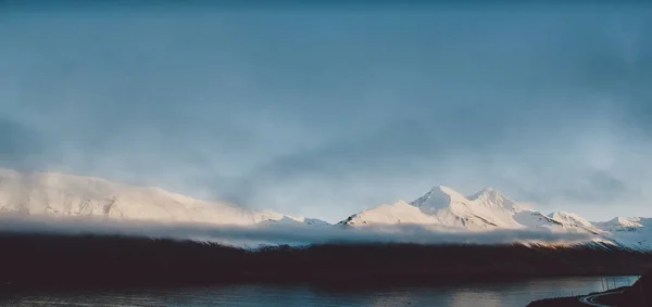 Hermosa Escena Paisaje Con Altas Montañas Nevadas Mar — Foto de Stock