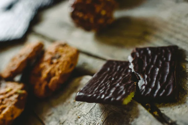 Schwarze Schokolade Gefüllt Mit Minzcreme Auf Holzgrund — Stockfoto