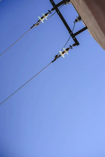 Elektrische Kabels Gezien Van Onderen Met Blauwe Hemelachtergrond — Stockfoto