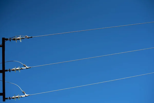 Cabos Elétricos Vistos Baixo Com Fundo Azul Céu — Fotografia de Stock