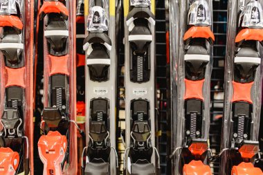 Valencia, İspanya - 2 Ocak 2019: Kayaklar bir büyük kış sporları mağaza satış için.