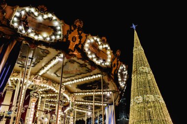 Valencia, İspanya - 2 Ocak 2018: Led ve çocuk carousel oyuncak atlar ile Noel ağacı yaktı.