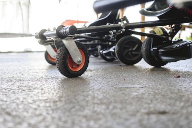 Tekerlekler ve adapte elektrikli scooter yönünü.