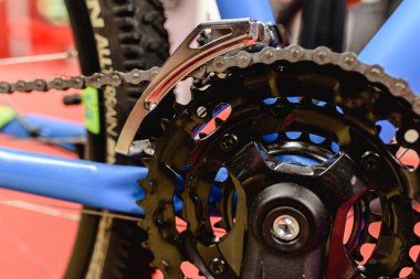 Dağ bisikleti Groupsets, zincir ve pedallar, çerçeve içinde monte.