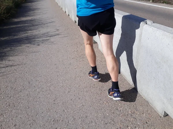 西班牙瓦伦西亚 2018年11月21日 成年男子在公路上的马拉松训练中跑步 — 图库照片