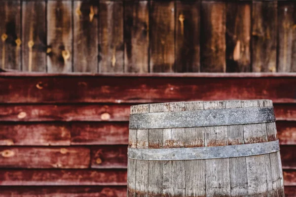 Деревянная Бочка Дном Старых Деревянных Досок Сохранить Алкогольные Напитки Такие — стоковое фото