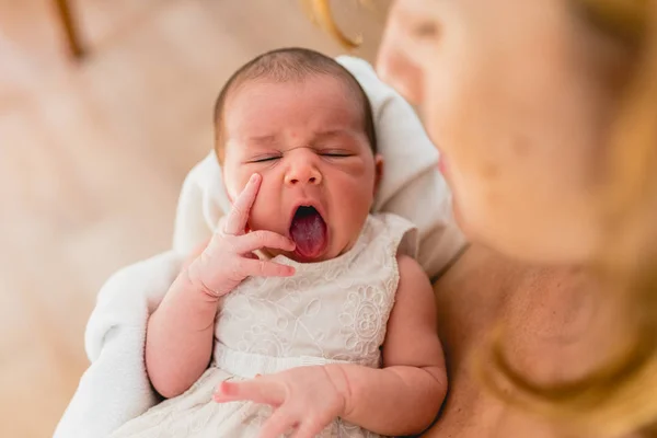 Новорожденная Зевает Объятьях Матери — стоковое фото