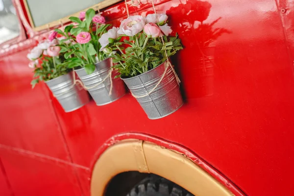 Γλάστρες Φυτά Διακόσμησης Κρέμονται Από Ένα Κόκκινο Λεωφορείο Έκθεση Αυτοκινήτων — Φωτογραφία Αρχείου