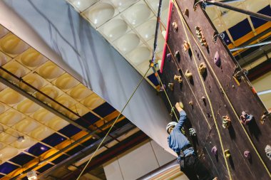 Korkularını aşmak için çocuk yukarı tırmanma duvarı tırmanışı.