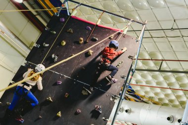 Korkularını aşmak için çocuk yukarı tırmanma duvarı tırmanışı.