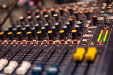 Bir Dj tarafından kullanılan ses karıştırıcı