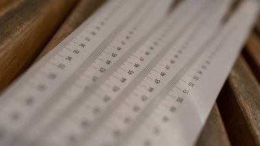 Metrik mesafeleri ölçmek için kağıt şeritler.