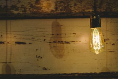 Retro Dekoratif Işık Ampüller sıcak rengi koyu ahşap arka plan üzerinde ışıklı..