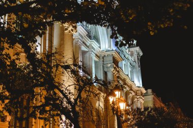 Eski bina Valencia town hall square sahne ışıkları ile gece ışıklı.