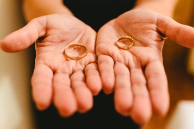 Gelin ve damat elinde gösterildiği yeni evli yüzük.