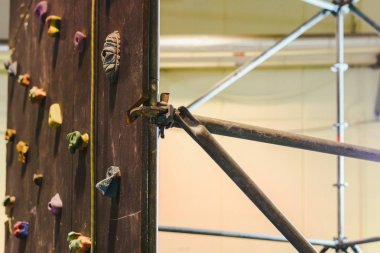 Bir fuar sırasında çocuklar için kapalı tırmanma duvarı.