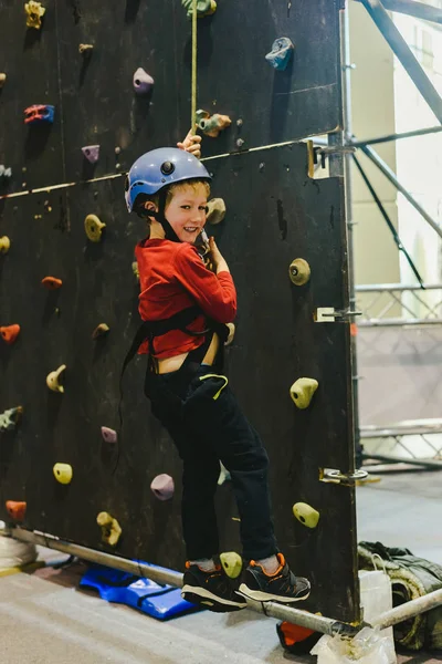 Çocuk bir emanet ip yardımıyla tırmanma duvarı duvarlarında