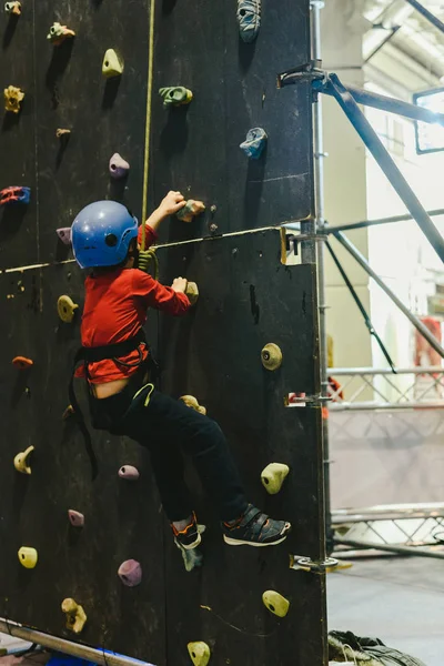 Çocuk bir emanet ip yardımıyla tırmanma duvarı duvarlarında