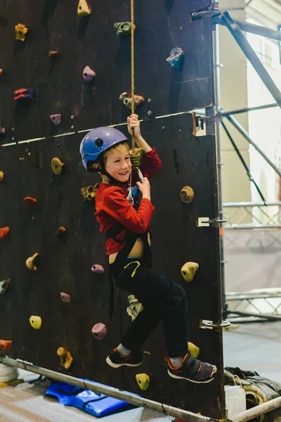 Child Walls Climbing Wall Help Safety Rope — Stock Photo, Image