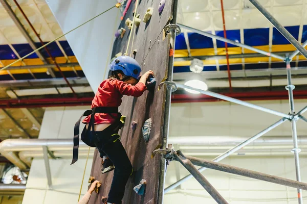 Kind Den Wänden Einer Kletterwand Mit Hilfe Eines Sicherheitsseils — Stockfoto