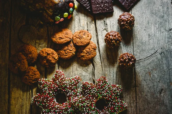 Bonita Composición Con Luz Cálida Dulces Navidad Galletas Chocolate Fondo —  Fotos de Stock