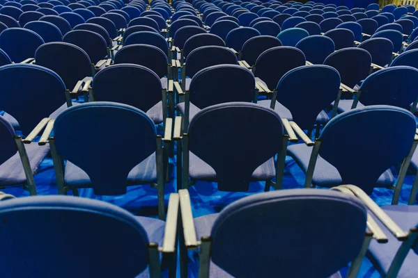 Veel Lege Blauwe Rij Stoelen Een Theater — Stockfoto