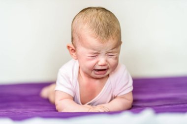 Yeni doğan bebek kızgın ve konfor olmadan ağlayan.