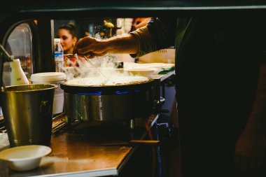 Valencia, İspanya - 4 Ocak 2019: bir krep sokak stand yuvarlak tavada hazırlanıyor Şef.