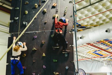 Valencia, İspanya - 4 Ocak 2019: kask ve halatlar ile güvenli bir tırmanma duvarı tarafından tırmanma iki çocuk.