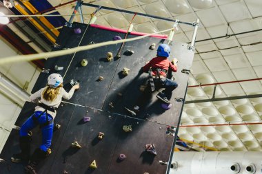 Valencia, İspanya - 4 Ocak 2019: kask ve halatlar ile güvenli bir tırmanma duvarı tarafından tırmanma iki çocuk.